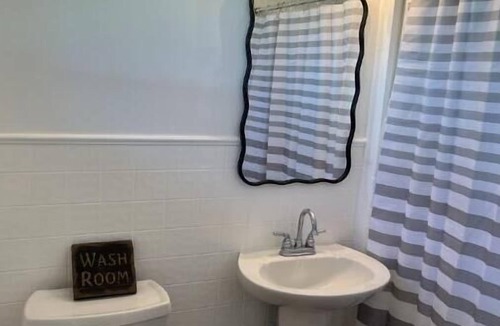Bloomington House | This 3 bedroom 2 bathroom home is 2.1 miles away from IU’s Memorial Stadium