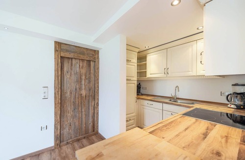 Breitenberg Apartment | This 90 square meter vacation apartment on a country estate on the Dreisesselberg in the Bavarian Forest is a gem for your little wellness vacation for two. Magnificent views, vast nature & absolute tranquillity are the order of the day. Wrapped up