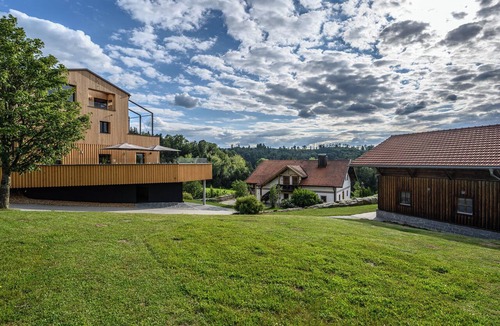Breitenberg Apartment | This 90 square meter vacation apartment on a country estate on the Dreisesselberg in the Bavarian Forest is a gem for your little wellness vacation for two. Magnificent views, vast nature & absolute tranquillity are the order of the day. Wrapped up