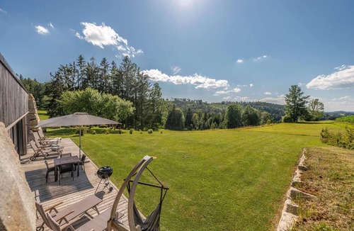 Breitenberg Apartment | This 90 square meter vacation apartment on a country estate on the Dreisesselberg in the Bavarian Forest is a gem for your little wellness vacation for two. Magnificent views, vast nature & absolute tranquillity are the order of the day. Wrapped up