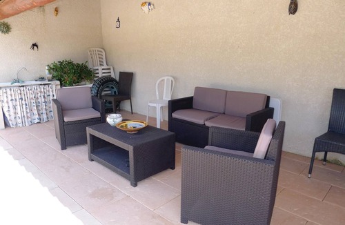 Mallemort Apartment | This apartment, completely renovated in 2008, welcomes you in a large house.