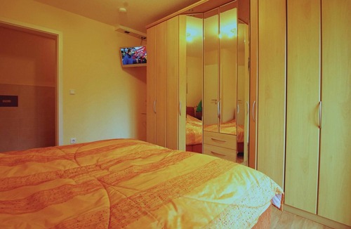 Am Schwarzen Busch Apartment | This apartment, renovated at the end of 2012, is located on the 2nd floor of a modern apartment comp