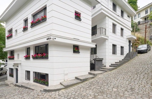Bebek Apartment | This apartment is a 2 bedroom(s), 1 bathrooms, located in Beşiktaş, İstanbul.