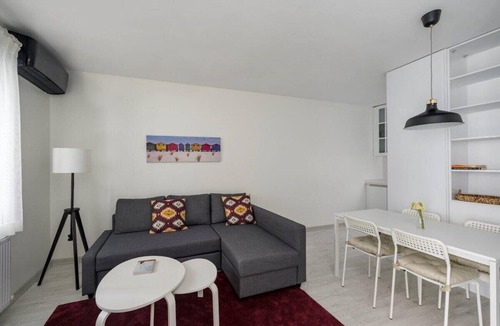Bebek Apartment | This apartment is a 2 bedroom(s), 1 bathrooms, located in Beşiktaş, İstanbul.
