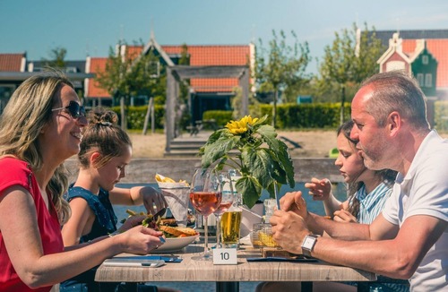 West-Graftdijk House | This atmospheric villa is built in a North Holland style and offers plenty of space to relax together and enjoy your holiday. Its location in the green polder landscape creates a sense of peace and connection with nature.