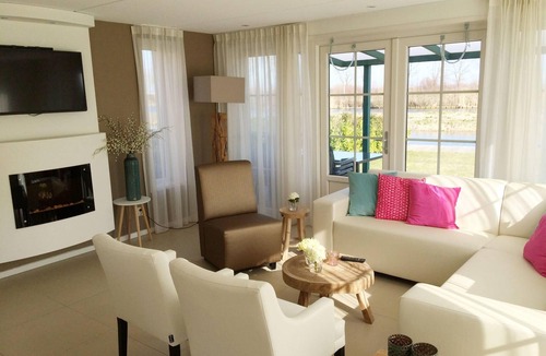 West-Graftdijk House | This atmospheric villa is built in a North Holland style and offers plenty of space to relax together and enjoy your holiday. Its location in the green polder landscape creates a sense of peace and connection with nature.