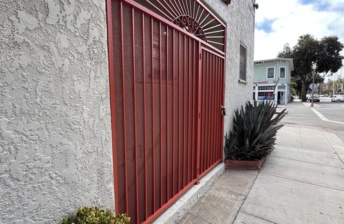 Willmore House | This basement apartment has its own private entrance. Near downtown Long Beach