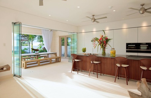 Little Battaleys House | This beacfront villa is striking and stylish, Contemporary and beautifully designed and furnished.