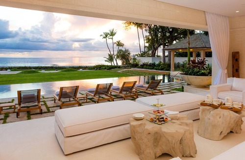 Little Battaleys House | This beacfront villa is striking and stylish, Contemporary and beautifully designed and furnished.