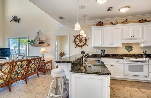 Plantation House | THIS BEAUTIFULLY FURNISHED HOME is bay front on one picturesque acre of pines and palms.