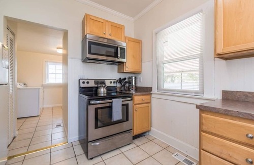 Lexington House | This bungalow is a 2 bedroom(s), 1 bathrooms, located in Lexington, KY.