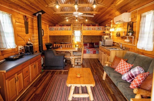 Berkeley Springs Cabin | This cabin is a 5 bedroom(s), 3 bathrooms, located in Berkeley Springs, WV.