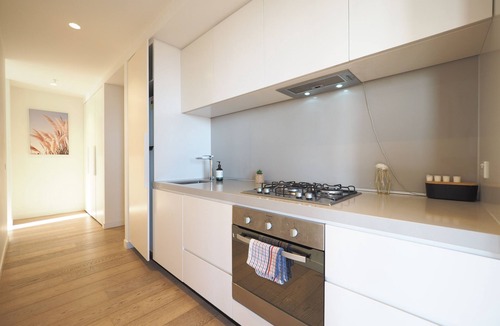 Melbourne Central Business District Apartment | This centrally located apartment offers unmatched convenience in the heart of Melbourne. Just a short walk to Melbourne Central Shopping Mall, Queen Victoria Market, and RMIT University, everything you need is right at your doorstep.