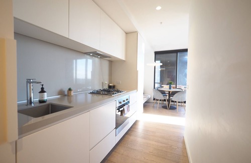Melbourne Central Business District Apartment | This centrally located apartment offers unmatched convenience in the heart of Melbourne. Just a short walk to Melbourne Central Shopping Mall, Queen Victoria Market, and RMIT University, everything you need is right at your doorstep.