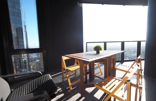 Melbourne Central Business District Apartment | This centrally located apartment offers unmatched convenience in the heart of Melbourne. Just a short walk to Melbourne Central Shopping Mall, Queen Victoria Market, and RMIT University, everything you need is right at your doorstep.