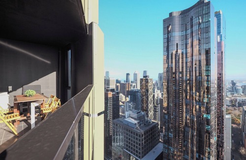 Melbourne Central Business District Apartment | This centrally located apartment offers unmatched convenience in the heart of Melbourne. Just a short walk to Melbourne Central Shopping Mall, Queen Victoria Market, and RMIT University, everything you need is right at your doorstep.