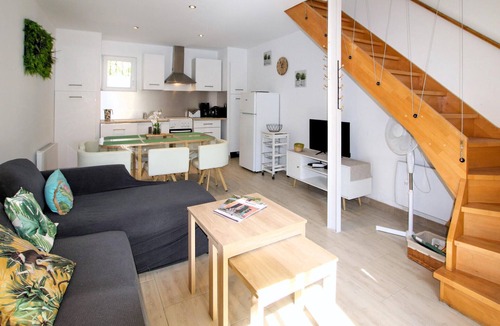Velleron House | This charming and characterful farmhouse is ideal for your relaxing vacation.