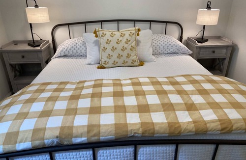 Lakeview Apartment | This Chic Retreat is Your Exclusive Getaway - Pets Too!