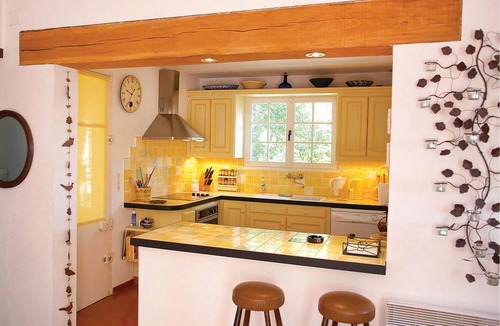 La Garde-Freinet House | This comfortably furnished and very functional vacation home enjoys a quiet location in the forest L