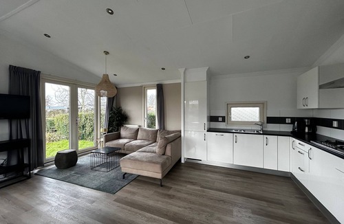 West-Graftdijk House | This comfortable accommodation offers an ideal place to enjoy a relaxing stay together with family or friends in the beautiful polder landscape of North Holland. The location provides a sense of peace and space, with nature and enjoyable day trips al