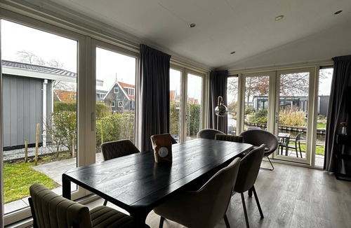 West-Graftdijk House | This comfortable accommodation offers an ideal place to enjoy a relaxing stay together with family or friends in the beautiful polder landscape of North Holland. The location provides a sense of peace and space, with nature and enjoyable day trips al