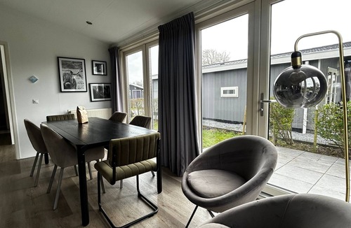 West-Graftdijk House | This comfortable accommodation offers an ideal place to enjoy a relaxing stay together with family or friends in the beautiful polder landscape of North Holland. The location provides a sense of peace and space, with nature and enjoyable day trips al