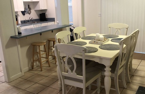 Demere Park Condo | This condo is a stroll to the pier and 10 restaurants and 1.2 miles to beach!