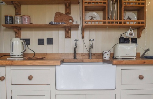 Dursley Cottage | This cosy and quiet Shepherd’s Hut is a great way to unwind.