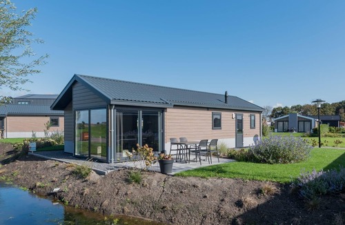Oost-Graftdijk House | This cozy holiday home offers everything you need for a relaxing stay with family or friends in the beautiful polder landscape of North Holland. Enjoy peace, space and typical Dutch nature, while charming towns, the beach and water-based activities a