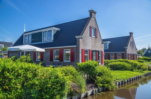 Oost-Graftdijk House | This detached holiday home is located right by the water, perfect for families or groups of friends who want to enjoy a holiday together in the green polder landscape of North Holland. Its waterfront location creates a sense of peace and nature and f