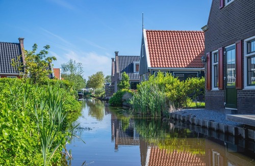 Oost-Graftdijk House | This detached holiday home is located right by the water, perfect for families or groups of friends who want to enjoy a holiday together in the green polder landscape of North Holland. Its waterfront location creates a sense of peace and nature and f