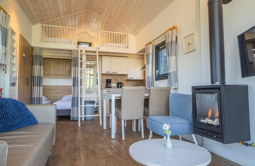 West-Graftdijk House | This detached lodge is surrounded by nature and gives you the feeling of a cozy hideaway, ideal for those who want to escape the hustle and bustle of everyday life for a while. Its location in the green polder landscape ensures peace and a beautiful