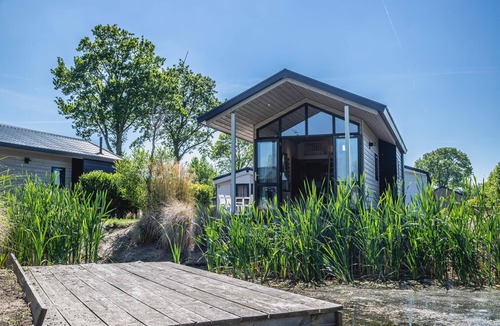 West-Graftdijk House | This detached lodge is surrounded by nature and gives you the feeling of a cozy hideaway, ideal for those who want to escape the hustle and bustle of everyday life for a while. Its location in the green polder landscape ensures peace and a beautiful
