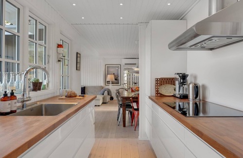 Hillerod House | This friendly and tasteful holiday home with whirlpool welcomes you on the banks of Arresø.