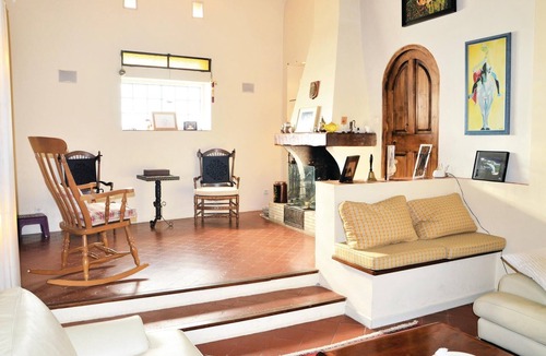 Meyreuil House | This great vacation home above a beautiful stream has a private pool and welcomes its guests in Meyr