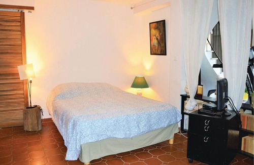 Meyreuil House | This great vacation home above a beautiful stream has a private pool and welcomes its guests in Meyr