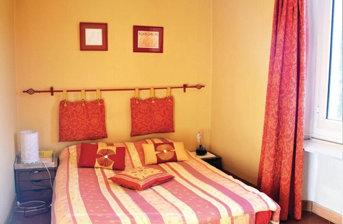 Meyreuil House | This great vacation home above a beautiful stream has a private pool and welcomes its guests in Meyr