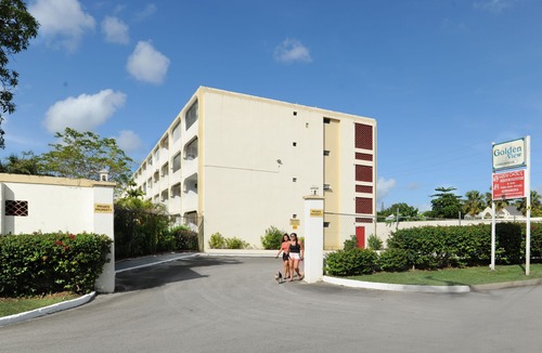 Sunset Crest Apartment | This ground floor apartment is part of a complex, located in Hometown, 5 min from the beach
