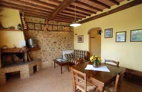 Montalcinello House | This ground floor house (55 sqm) consists of a living room with fireplace, satellite tv and kitchen