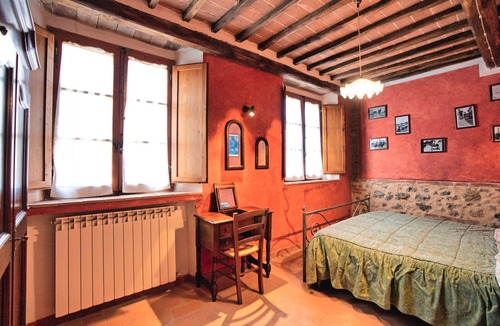 Montalcinello House | This ground floor house (55 sqm) consists of a living room with fireplace, satellite tv and kitchen