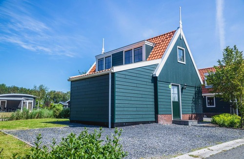 West-Graftdijk House | This home offers a charming and comfortable base for families or groups of friends who want to enjoy a holiday in the green polder landscape of North Holland. The quiet location and the view over the garden immediately create a relaxed holiday feelin