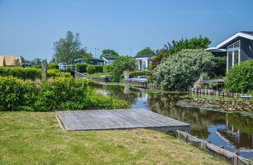 West-Graftdijk House | This home offers a charming and comfortable base for families or groups of friends who want to enjoy a holiday in the green polder landscape of North Holland. The quiet location and the view over the garden immediately create a relaxed holiday feelin