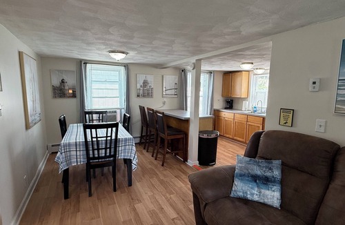 Warwick House | This house is a 1 bedroom(s), 1 bathrooms, located in Warwick, RI.