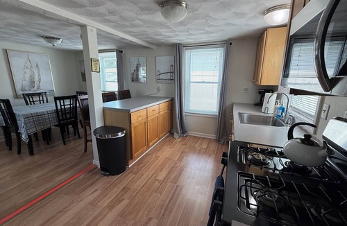 Warwick House | This house is a 1 bedroom(s), 1 bathrooms, located in Warwick, RI.