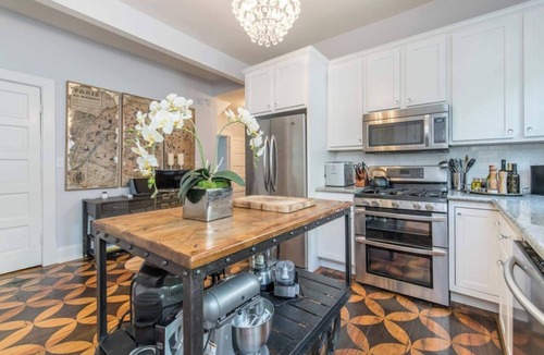 Northside District House | This house is a 2 bedroom(s), 2 bathrooms, located in Lexington, KY.