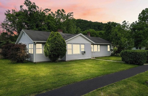 Edray House | This house is a 3 bedroom(s), 1 bathrooms, located in Marlinton, WV.