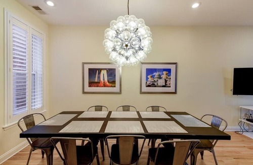 Near Northeast House | This house is a 5 bedroom(s), 3.5 bathrooms, located in Washington, DC.