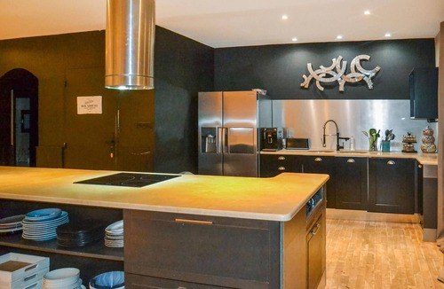 Fleury House | This huge natural villa from the 1980s is ideal for a stay with family and friends.