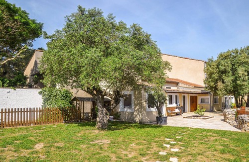 Fleury House | This huge natural villa from the 1980s is ideal for a stay with family and friends.