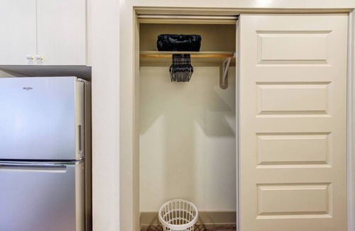 Addicks Apartment | This is a cozy studio in the park row/energy corridor area of Houston, TX. perfect for a solo traveler or a small family.